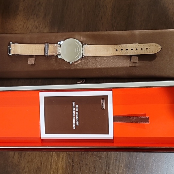 Coach Signature round watch EUC - Picture 4 of 9